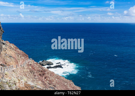 Sentiero lungo le scogliere a Playa de Nogales beach a La Palma, Spagna. Foto Stock