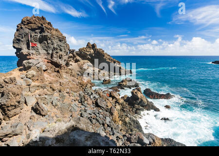 Bandiera rossa su una scogliera nel surf vicino a Playa de Nogales beach a La Palma, Spagna. Foto Stock