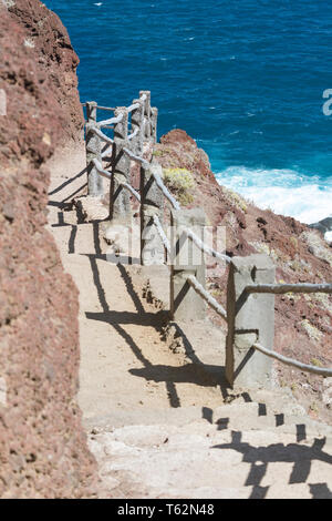 Sentiero lungo le scogliere a Playa de Nogales beach a La Palma, Spagna. Foto Stock