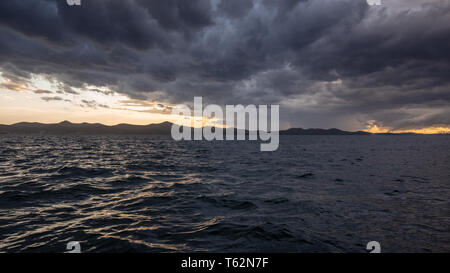 Tempesta, colpo cumulonimbus. Temporale. Nuvole spettacolari nel cielo. Mare Adriatico. Croazia. Europa. Foto Stock