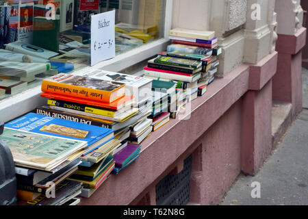 Pila di antico tedesco libri usati per la vendita sul davanzale di beni usati store Foto Stock