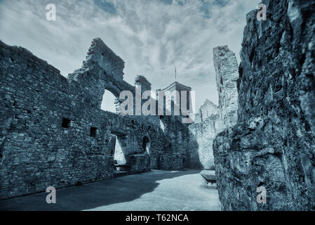 Le rovine del castello in tonalità drammatica Foto Stock