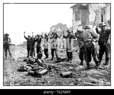 WW2 Propaganda immagine di truppe tedesche catturate cedendo all'esercito americano ad Anzio Italia. Le truppe tedesche cedono alle forze americane la battaglia di Anzio fu una battaglia della Campagna Italiana della seconda Guerra Mondiale che si svolse dal 22 gennaio 1944 al 5 giugno 1944 la seconda Guerra Mondiale Foto Stock