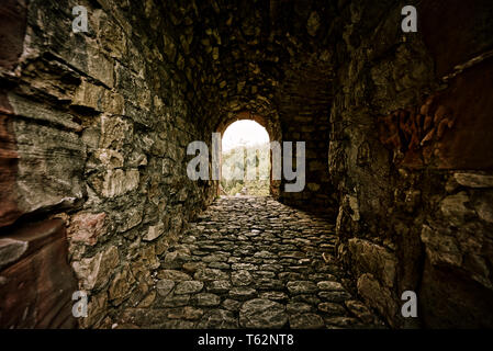 Le rovine del castello in tonalità drammatica Foto Stock