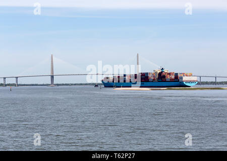 Un frighter off Charleston, Carolina del Sud, Stati Uniti d'America. L'Arthur Ravenel Jr ponte attraversa il fiume Cooper dietro la nave. Foto Stock