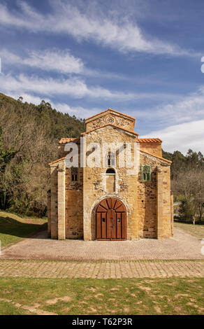 Vista di San Miguel de Lillos'chiesa nelle Asturie (Spagna) Foto Stock