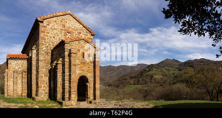 Vista di Santa Cristina de Lena' chiesa nelle Asturie (Spagna) Foto Stock