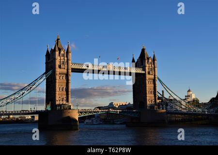 Il Tower Bridge di Londra con cielo blu chiaro Foto Stock