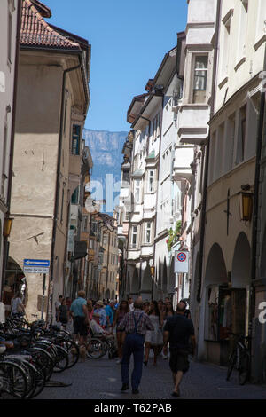 Negozi ristoranti Via della Mostra di Piazza Walther von De Vogelweide Bolzano Alto Adige Italia Foto Stock