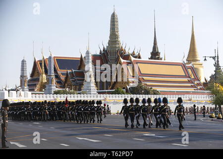 I soldati si sono visti in marcia durante le processioni prova davanti al royal incoronazione della Thailandia del re Maha Vajiralongkorn Bodindradebayavarangkun (Rama X) in Bangkok. Foto Stock