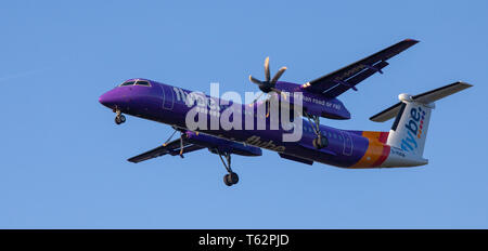 Flybe de-Haviland Canada DHC 8 Dash 8 G-PRPM sull approccio finale all aeroporto di Heathrow LHR Foto Stock