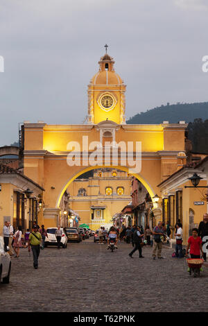 Guatemala Antigua città; sito patrimonio mondiale dell'UNESCO; la Santa Catalina Arch e persone locali, Antigua Guatemala America Latina Foto Stock