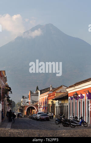 Antigua Guatemala e il monte Vulcano Agua ( Volcan de Agua ) svettante su di esso, Antigua, Guatemala America Centrale Foto Stock