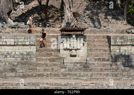 Copan Honduras travel - turisti guardando le antiche rovine Maya presso Copan sito Patrimonio Mondiale dell'UNESCO, Copan Honduras America Centrale Foto Stock