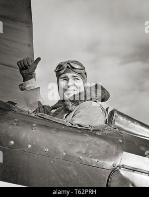 1940s determinata uomo aviatore in pozzetto aperto biplanare pelle indossando il casco di volo gli occhiali di protezione sollevamento pollice in su il segnale pronto a volare - un1371 HAR001 HARS FACCIALE SEGNALE DI COMUNICAZIONE FLY LIETA GIOIA LIFESTYLE SODDISFAZIONE DEI PIANI DI STORIA CONFLITTO PRONTO WW2 lavori di copia rurale persone spazio ispirazione occhiali maschi rischio sollevando la fiducia di espressioni di Trasporto B&W LIBERA PROFESSIONE di specialità felicità competenze di testa e spalle allegro avventura aerei forza coraggio emozione basso angolo ricreazione guerre mondiali orgoglio la seconda guerra mondiale la seconda guerra mondiale II GUERRA MONDIALE IN all autorità AVIATION occupazioni sorrisi Foto Stock