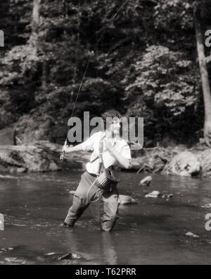 1920s ben accessoriate esperti donna sportiva di pesca a mosca nel torrente - un1338 HAR001 HARS ASTA ATLETICO FIDUCIA B&W specialità in attività la felicità di divertimenti di potenziamento fisico avventura HOBBY TEMPO LIBERO forza la stima di sé interesse vissuto emozioni hobby conoscenza passatempo ricreazione bobina piacere LA SALUTE MENTALE sfuggire la flessibilità dei muscoli i jodhpurs elegante relax giovane donna adulta AMATORIALE IN BIANCO E NERO di etnia caucasica cantra GODIMENTO HAR001 in vecchio stile Foto Stock