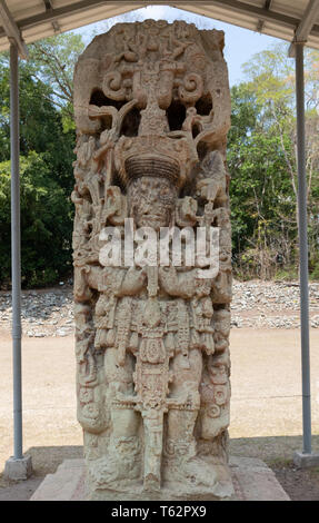 Stela B - scolpito in pietra permanente presso Copan Maya antico sito archeologico, Copan, Honduras, America Centrale, dal righello 18 Coniglio nel VIII secolo d.c. Foto Stock