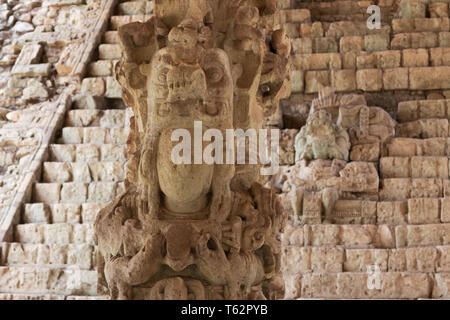 Copan Honduras - pietra permanente M, o Stela M, ai piedi della scala geroglifica, Copan rovine maya sito UNESCO, Honduras, America Centrale Foto Stock