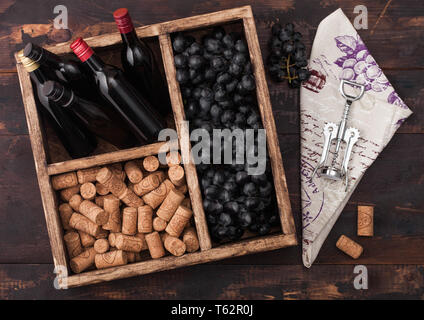 Bottiglia di vino Still Life sullo sfondo dei tappi per bottiglie di vino  Foto stock - Alamy