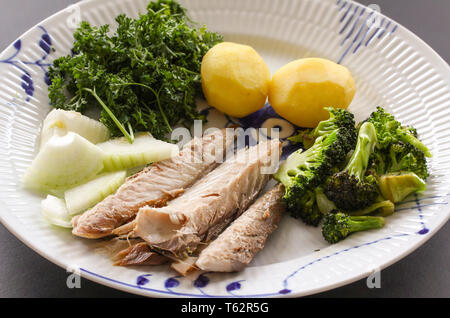 Sgombro pesce piatto con patate, broccoli, cipolle e parley. Grassi, pesce oleoso è un eccellente e salutare fonte di DHA ed EPA, che sono due tasto t Foto Stock