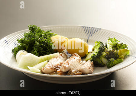 Sgombro pesce piatto con patate, broccoli, cipolle e parley. Grassi, pesce oleoso è un eccellente e salutare fonte di DHA ed EPA, che sono due tasto t Foto Stock