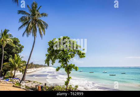 Incredibile spiaggia di Diani seascape con sabbia bianca e turchese Oceano Indiano, Kenya Foto Stock