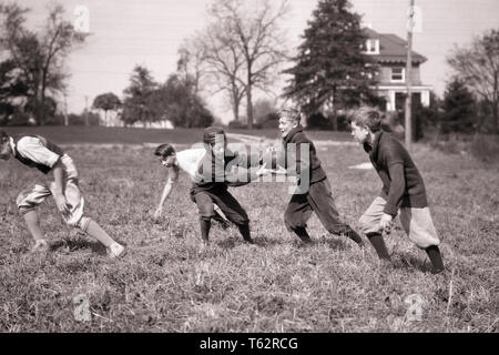 1920s 1930 GRUPPO DI ESUBERANTE PRETEEN BOYS INDOSSANDO PLUS FOURS E GAMBALETTI la riproduzione toccare il calcio nella periferia di campo in erba - b1819 HAR001 ATTIVITÀ HARS passando la felicità di piacere fisico STRATEGIA DI RESISTENZA ECCITAZIONE ESTERNA DI LEADERSHIP DI PRETEEN GAMBALETTI concettuale muscoli flessibilità elegante PLUS FOURS pre-teen pre-teen BOY convivere in bianco e nero di etnia caucasica esuberante HAR001 in vecchio stile Foto Stock