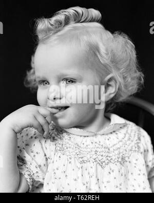 1940s ritratto carino BRIGHT EYED BLONDE BAMBINA CON INSOLITA GUERRA MONDIALE 2 stile vittoria arricciamento dei capelli - b19870 HAR001 HARS GUERRA MONDIALE 2 BAMBINA IN BIANCO E NERO di etnia caucasica HAR001 in vecchio stile Foto Stock