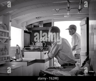 1930 L'uomo per la cottura in cucina galley all'interno di piccole barche da pesca la preparazione di cibi secondo pescatore guardare - b2151 HAR001 HARS preparo copia spazio amicizia a mezza lunghezza persone cura maschi la fiducia di mezza età B&W uomo di mezza età attività di specialità affamati di divertimenti Competenze occupazione HOBBY INTERESSE PER IL TEMPO LIBERO gli hobby conoscenza passatempo ricreazione piacere nelle occupazioni ordinata angusti concettuale galley ha organizzato la seconda metà di adulto a metà uomo adulto BOBINE ASTE DI RILASSAMENTO AMATORIALE IN BIANCO E NERO di etnia caucasica GODIMENTO HAR001 in vecchio stile Foto Stock
