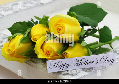 Felice Festa della mamma card con giallo bouquet di rose su vintage telaio in legno Foto Stock