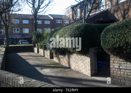 Londra - 17 febbraio 2019: Quartiere della zona est di Londra. Le strade del deserto in inverno. Foto Stock