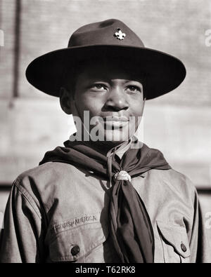 Anni Cinquanta ritratto di un africano-AMERICAN boy scout - b3767 HAR001 HARS afro-americano nero di leadership etnicità orgoglio boy scout THRIFTY CORTESE GENTILE tipo riverente crescita affidabile novellame leale pre-teen pre-teen BOY ESSERE PREPARATI IN BIANCO E NERO BRAVE HAR001 obbedienti in vecchio stile afro-americani Foto Stock
