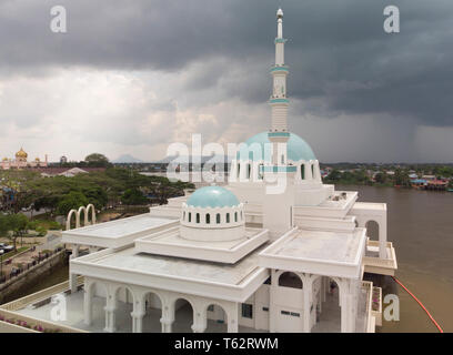 Veduta aerea (drone) della moschea indiana Masjid Terapung, la moschea galleggiante Sarawak River a Kuching, cupola blu tradizionale, guglia Foto Stock
