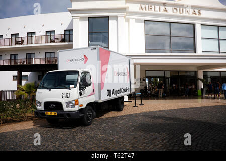 Off Aeroporto legato al check-in carrello tenendo Tourist valigie direttamente dall'Hotel all'aeroporto, Melia Hotel Dunas, Isola di Sal Capo Verde Foto Stock