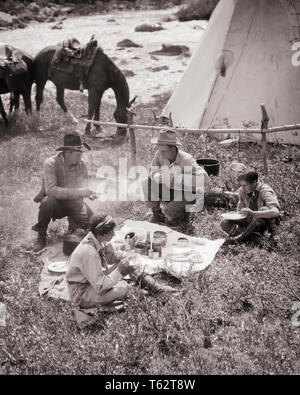 Anni Venti anni trenta due uomini COWBOY TRAIL mani e due giovani donne Dude Ranch gli ospiti del pranzo da TEPEE E CAVALLI ALBERTA CANADA - c4927 HAR001 HARS vacanza stile di vita rurale femmine salubrità spazio copia amicizia a tutta lunghezza LADIES FITNESS fisico delle persone maschi Sella WESTERN B&W LIBERTÀ TEMPO OFF ampio angolo di felicità mammiferi elevato angolo avventura cliente in viaggio di piacere viaggio di servizio e la via di fuga scelta ricreazione da GREENHORN GLI OSPITI VACANZE OCCUPAZIONI CENA TEPEE CONCEPTUAL dude ranch GUIDE ALBERTA elegante mammifero MID-adulto metà donna adulta RELAX MONTAGNE ROCCIOSE CONVIVERE VACANZE Foto Stock