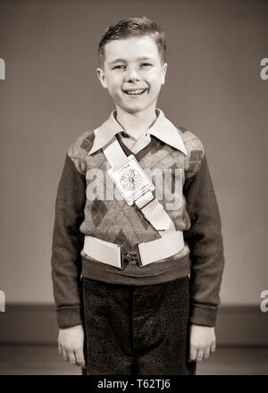 1940s RITRATTO DI BRIGHT sorridente ragazzo che indossa la scuola elementare di pattuglia di sicurezza BADGE E CINGHIA GUARDANDO TELECAMERA - J10407 HAR001 HARS a mezza lunghezza ispirazione CARING MASCHI ESPRESSIONI DI FIDUCIA B&W contatto visivo brillante Allegro PROTEZIONE ORGOGLIO DI LEADERSHIP ARGYLE COMPETENTE SORRISI PATROL gioiosa elegante crescita affidabile novellame pre-teen pre-teen BOY il badge in bianco e nero di etnia caucasica HAR001 in vecchio stile Foto Stock