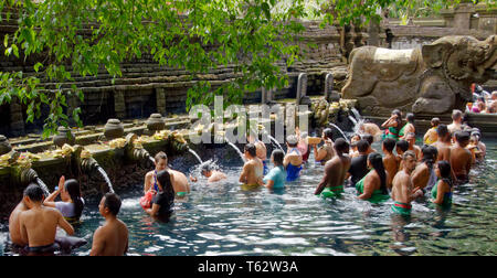 I turisti e gli adoratori di detergente Tampak Siring, la molla di santo tempio di acqua nei pressi di Ubud a Bali, in Indonesia Foto Stock