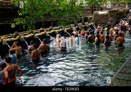 I turisti e gli adoratori di detergente Tampak Siring, la molla di santo tempio di acqua nei pressi di Ubud a Bali, in Indonesia Foto Stock