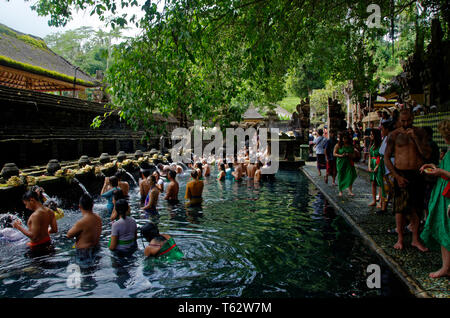 I turisti e gli adoratori di detergente Tampak Siring, la molla di santo tempio di acqua nei pressi di Ubud a Bali, in Indonesia Foto Stock