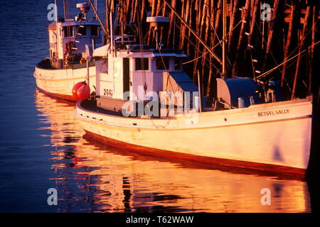 Anni ottanta ormeggiata barche da pesca illuminato in arancione tramonto STONINGTON ME USA - kf18334 GER002 HARS in vecchio stile Foto Stock