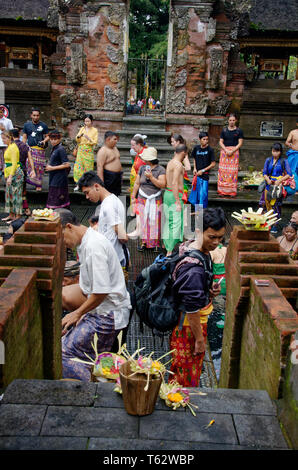 Pura Tirta Empul, Balinese e turisti nelle acque sante, Ubud, Bali, Indonesia Foto Stock