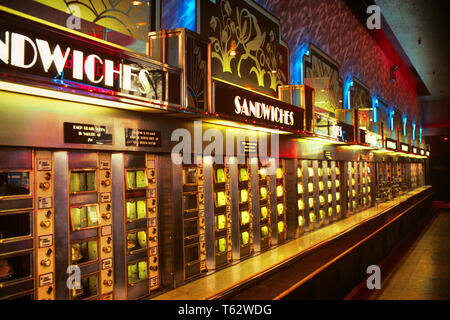 Anni Novanta interno ULTIME AUTOMAT CAFETERIA chiusa nel 1991 su 42ND STREET NEW YORK CITY NY USA - kf33311 KRU001 HARS STATI UNITI D'AMERICA ENTERTAINMENT ALIMENTI SNACK snack ampio angolo di FAST FOOD nutrire fornitore cliente servizio di snack food 20esimo secolo scelta di fornitori interni pranzo stand su FAST FOODS NYC AUTOMAT CONVENIENTE NICKELS CONCETTUALE SELEZIONE NEW YORK 1991 Città INTERIOR DESIGN nutrimento di nichel elegante NEW YORK CITY macchina distributrice di gettoni CULTURA POPOLARE DINERS LUNCHEONETTE SELF SERVICE 42ND 42ND STREET ART DECO ULTIMO in vecchio stile Foto Stock