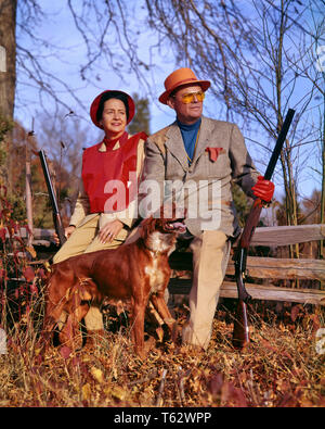 Anni sessanta sperimentato giovane vestito per gioco di Altopiano di caccia agli uccelli tenendo fucili seduta su rampa recinto accanto a setter irlandese cane - kg2769 HAR001 HARS caccia vecchio tempo NOSTALGIA OLD FASHION 1 trattamento viso di sicurezza stile TEAMWORK pistole atleta di vacanza rilassante stile di vita gioia femmine sposato coniuge rurale mariti salubrità spazio copia a tutta lunghezza LADIES FITNESS FISICO DELLE PERSONE DI SESSO MASCHILE atletico espressioni di fiducia di mezza età PARTNER uomo di mezza età successo tempo di spegnimento specialità in attività sportive divertimenti felicità mammiferi avventura benessere HOBBY TEMPO LIBERO FORZA STILI DI INTERESSE DI VIAGGIO GETAWAY canini esperti Foto Stock