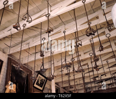 Dagli anni sessanta ALLA RICERCA FINO ALLA RACCOLTA DI BRANDING di metallo ferro appeso a un bianco soffitto in legno LOGO bestiame identità - KH907 DEL001 HARS RANCHING Foto Stock