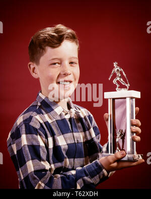 Anni sessanta sorridente BOY HOLDING Little League Baseball trofeo guardando telecamera - kj3660 HAR001 HARS LIFESTYLE SODDISFAZIONE CELEBRAZIONE ORGOGLIOSA STUDIO SHOT SPAZIO COPIA VINCITORE DEL TROFEO ISPIRAZIONE MASCHI PLAID ESPRESSIONI DI FIDUCIA AWARD il contatto visivo di testa e spalle allegro vittoria emozione premio orgoglio di ricreazione orgogliosamente sorride gioiosa SFERA SFERA DI GIOCO SPORT novellame pre-teen pre-teen BOY mazza da baseball di etnia caucasica HAR001 in vecchio stile Foto Stock