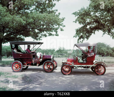 Anni Cinquanta due circa 1910s antiche automobili con anonimo stagliano agli uomini la GUIDA E RAGAZZO PASSEGGERI INCONTRO OGNI ALTRO SU STRADA - km180 HAR001 HARS Passeggeri Passeggeri rurale DEGLI STATI UNITI SPAZIO COPIA PERSONE SCENIC STATI UNITI D'AMERICA AUTOMOBILE DRIVER MASCHI AMERICANA padri di trasporto attività di abilità avventura Divertimento HOBBY STAGLIANO INTERESSE E AUTOS DADS emozione hobby passatempo conoscenza piacere su antichi domenica collettore trasmissione Automobili Veicoli a motori di collezionisti CARRELLO HORSELESS anonimo circa gli oggetti collezionabili novellame relax restaurato amatoriale etnia caucasica Foto Stock