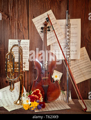 Anni sessanta strumenti musicali ancora vita violino flauto tromba spartiti fiori - km1924 HAR001 HARS in vecchio stile Foto Stock
