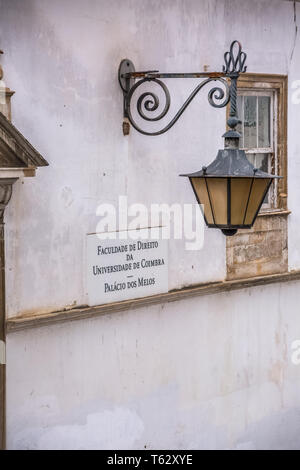 Coimbra / Portogallo - 04 04 2019 : vista Retrò lampione in Università di Coimbra , Dipartimento di diritto edificio, in Portogallo Foto Stock