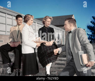 Anni Cinquanta 4 studenti 2 femmina 2 maschio indossa cappotti e cravatte azienda libri incontro parlando al di fuori dell edificio scolastico - KS252 HAR001 HARS vecchio tempo occupato nostalgia Old fashion style bionda comunicazione adulti giovani e lavoro di squadra informazioni ARCHITETTURA LIFESTYLE cappotti amicizia a mezza lunghezza persone ragazza adolescente ragazzo adolescente edifici abiti di fiducia il successo gli obiettivi di indossare giacca e cravatta sogni di felicità università di proprietà e la scelta di orgoglio opportunità di alta scuola di alta scuola di educazione superiore IMMOBILIARE DI COLLEGAMENTO strutture concettuali elegante legami adolescente collegi edificio cooperazione affiatamento in crescita Foto Stock