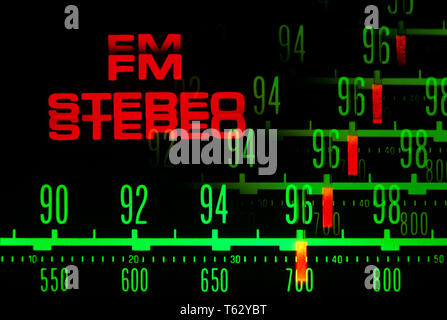 Negli anni settanta il numero FM stazioni visualizzano su STEREO RADIO RICEVITORE - KT2907 GER002 HARS in vecchio stile Foto Stock